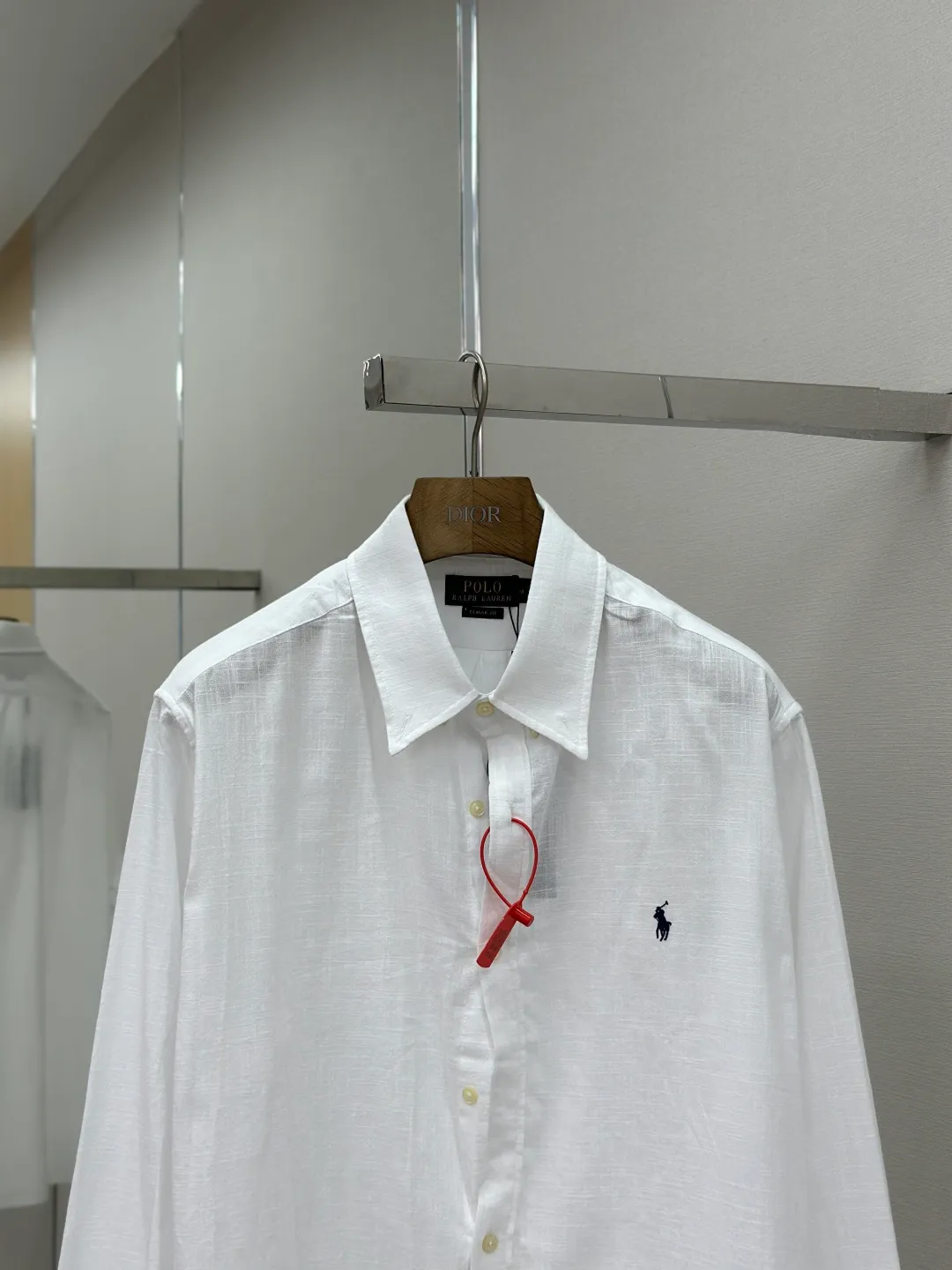 P400 Ralph Lauren embroidered linen shirt. Selected high-quality linen material with natural texture and breathability. Tight and smooth, comfortable and close to the skin. Stunning appearance in a clear light blue. The iconic pony embroidery is like a smart note jumping on the elegant canvas. Simple but highly recognizable. The ingenious design of the outer pleated split back shoulder adds a sense of agility and detachment. The minimalist shape contains the soul of fashion. Process 1: Adopting imported machine embroidery technology and using advanced computer control systems and precision mechanical components to achieve the iconic pony embroidery operation with high precision and smooth and delicate lines. Process 2: Using the side-turn buried clamp sewing process, which is smooth and tidy. Process 3: The fabrics have been washed and have a better hand feel. Not easy to deform, not easy to shrink, not easy to fade, and maintain long-term beauty. Accessories: Customized 1:1 thick plate resin buckle Customized 1:1 Ralph Lauren trademark Fit: Loose fit Size: S M L XL Style number: 25246-B20